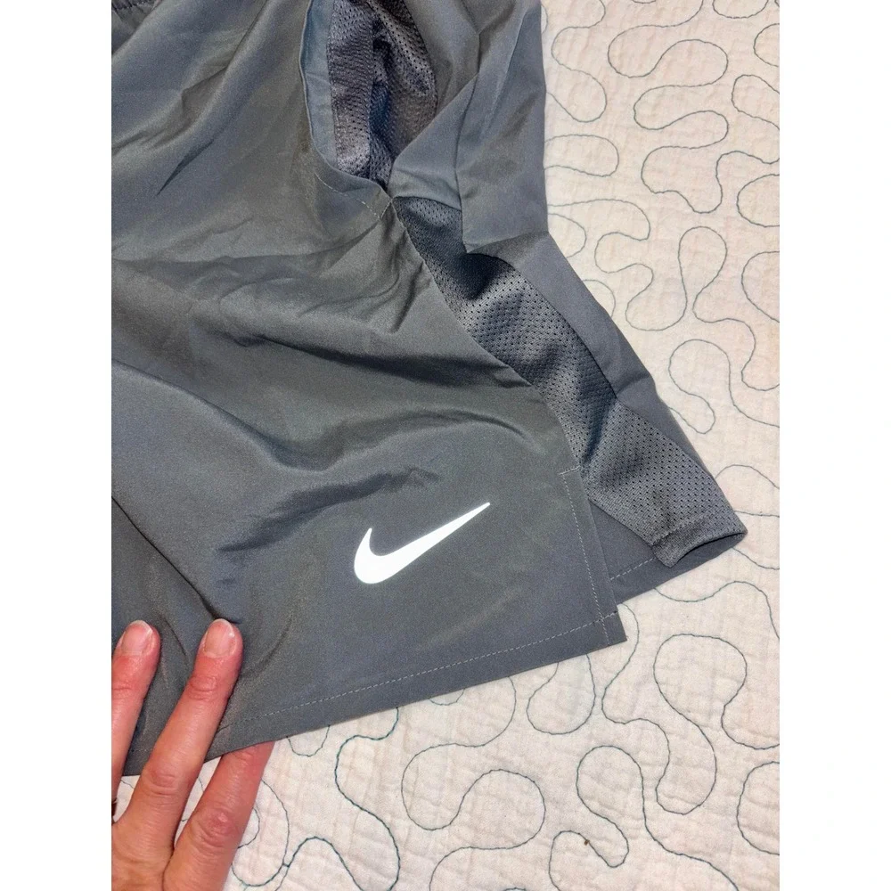 Nike Challenger Dri-FIT Mens 7 Inch Running Shorts Grey Standard Fit Size Small